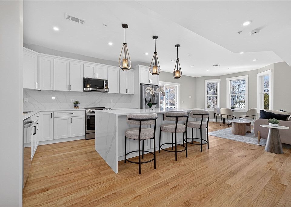 1st image of 60 Stanley St #201