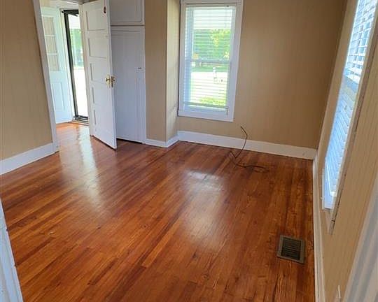 5th image of 409 Elk St