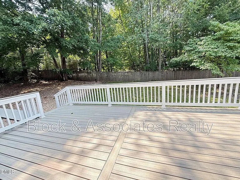 401 Holly Berry Ln — Photo 37