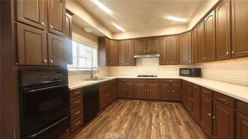 3 bed, 2432 sqft, $3,800 — Photo 4