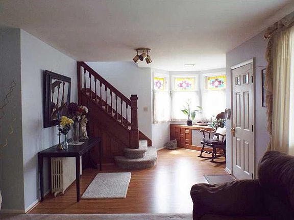 4th image of 321 W 10th St