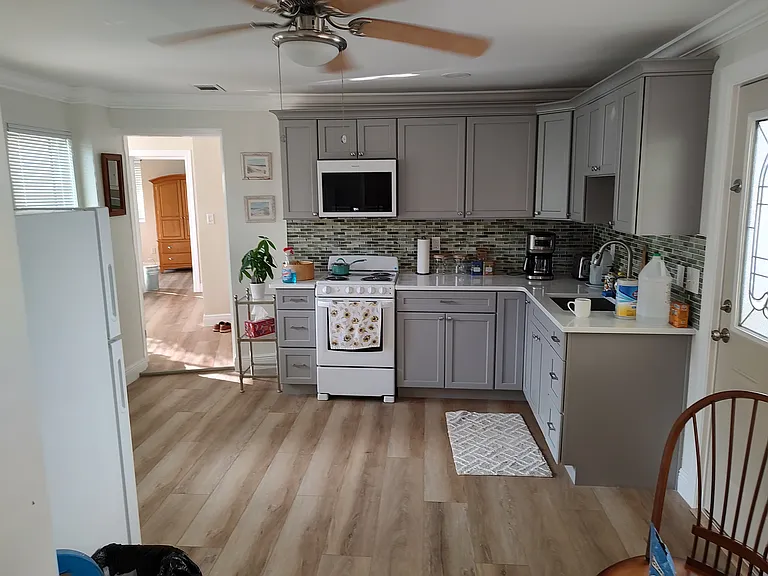 Lovely furnished Kitchen with new Appliances!