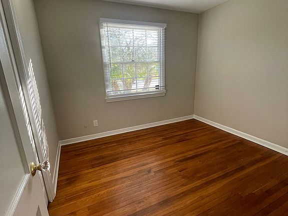 4th image of 4745 Sussex Ave