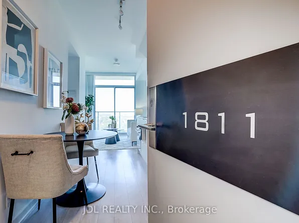 33 Helendale Ave #1811, Toronto, ON M4R 0A4