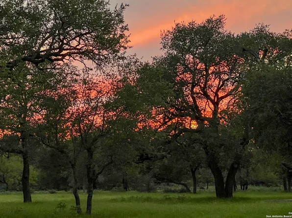 1210 County Road 761, Devine, TX 78016