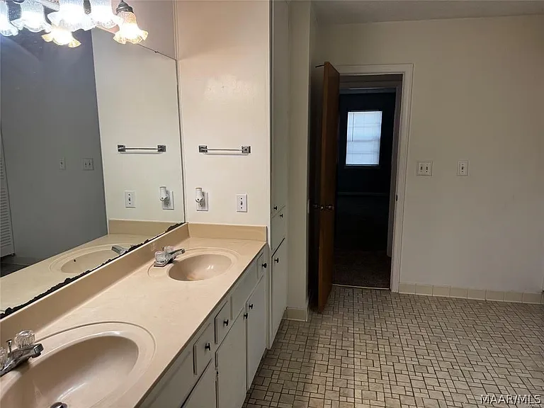 111 Easthaven Rd — Photo 19