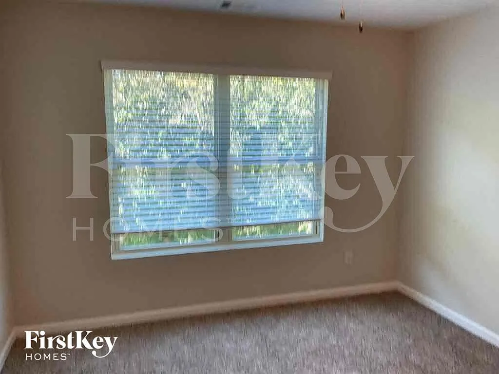 5 bed, 3.0 bath, 2566 sqft, $2,685 — Photo 4