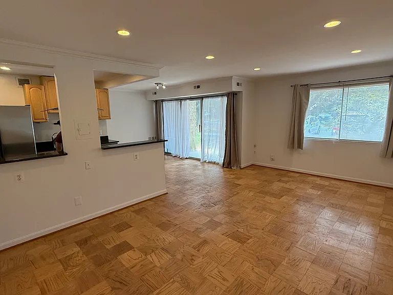 2911 Charing Cross Rd — Photo 4