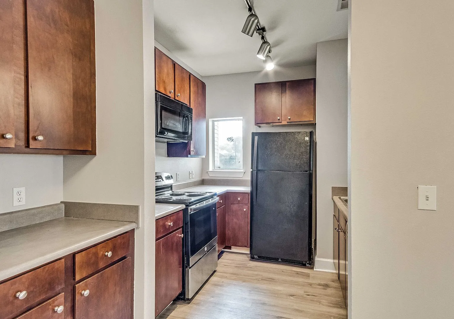 Room in 4 Bedroom Home at Crossing Pl — Photo 4
