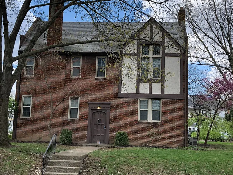 1373 Eastview Ave — Photo 1
