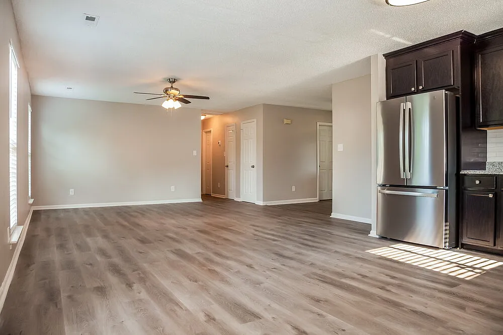 3 bed, 2.0 bath, 1410 sqft, $1,830 — Photo 3