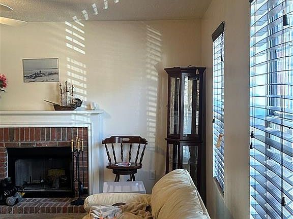 4th image of 2002 Sandbrook Ct SW