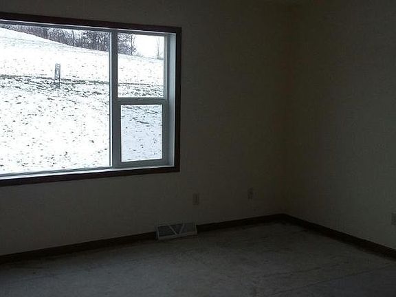 3rd image of 146 Sparks Hill Dr