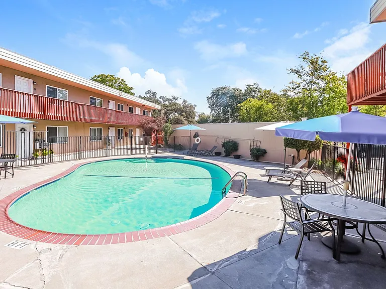 Monarch Apartments — Photo 16