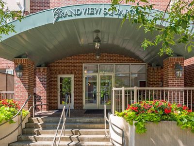 5250 Grandview Sq APT 2402, Edina, MN, 55436