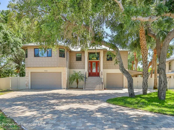 7106 Porpoise St, Weeki Wachee, FL 34607