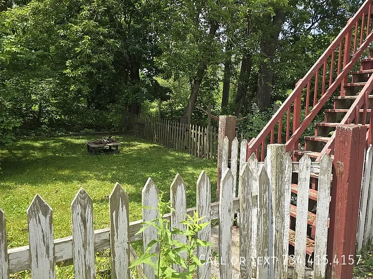 110 E Summit St — Photo 28