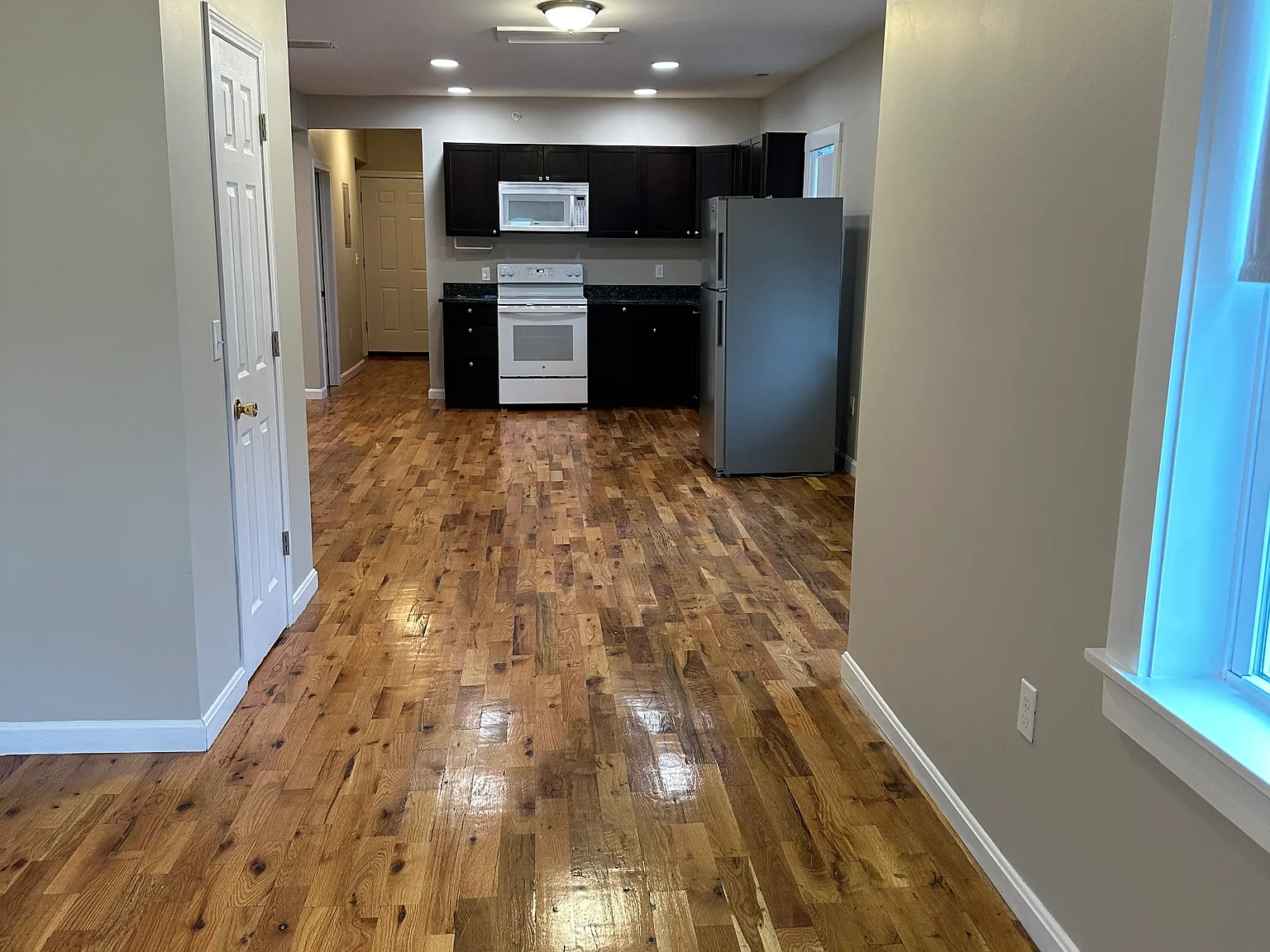 3 bed, 1000 sqft, $2,300 — Photo 4