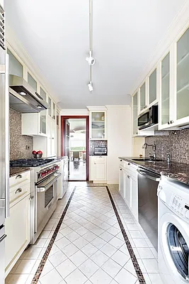 Rented by R New York | media 9