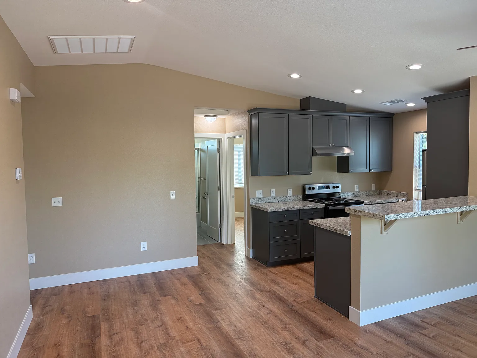 3 bed, 1040 sqft, $2,300 — Photo 3