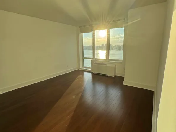 60 Riverside Boulevard image 10 of 27