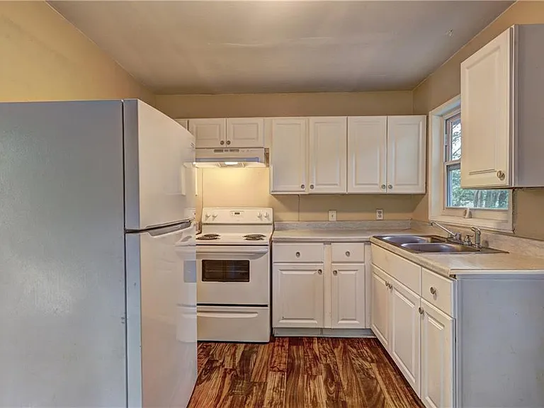 2477 Thrasher Ave — Photo 3