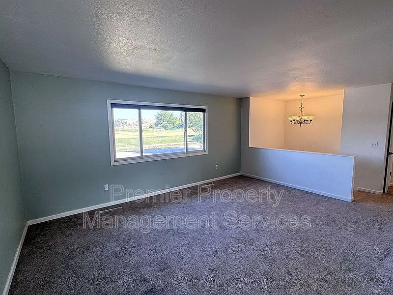 4 bed, 2.0 bath, 2068 sqft, $2,395 — Photo 4