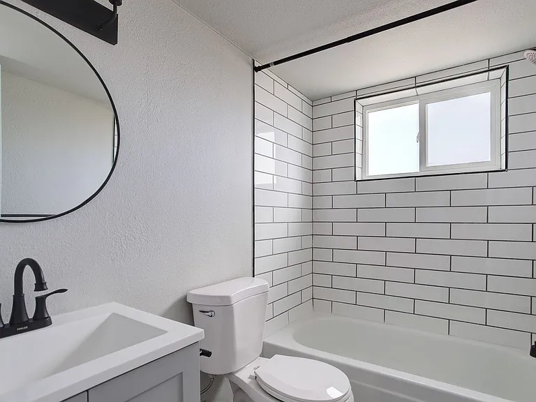 1 and 2 Bedroom Modern Renovated Living with a Community Courtyard & Dog Park in North Denver — Photo 29