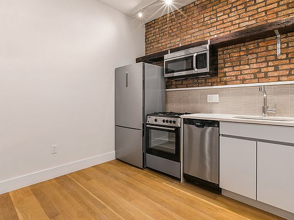 3rd image of 33 Lexington Ave APT 1F