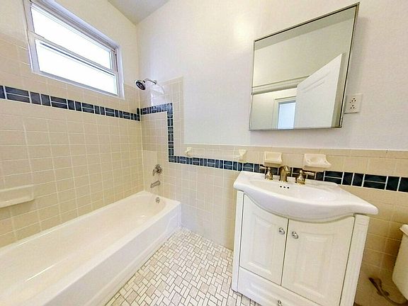 5th image of 68 Van Cortlandt Ave W Floor 3