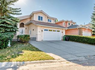 17 NE Santana Mnr NW, Calgary, AB T3K3M4