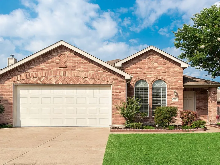 1004 Trickham Dr — Photo 1