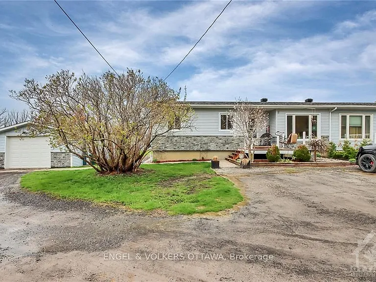 1199 Old Montreal Rd #B — Photo 1
