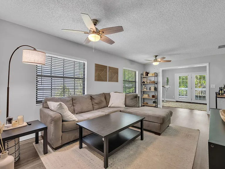 411 S Willow Ave — Photo 35
