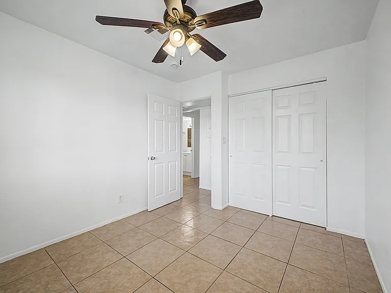 Twin Palms Apartments — Photo 11