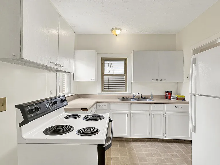 628 N Riley Ave — Photo 16