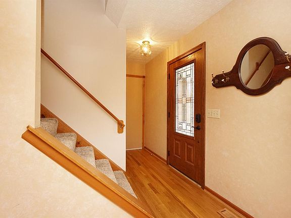 3rd image of 16 Highknoll Ct