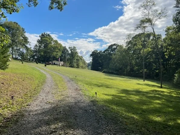 818 Rogues Fork Rd, Bethpage, TN 37022