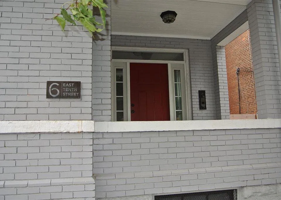 6 E 10th St