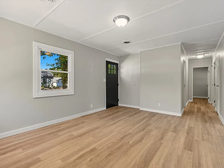 710 E Chestnut St — Photo 11
