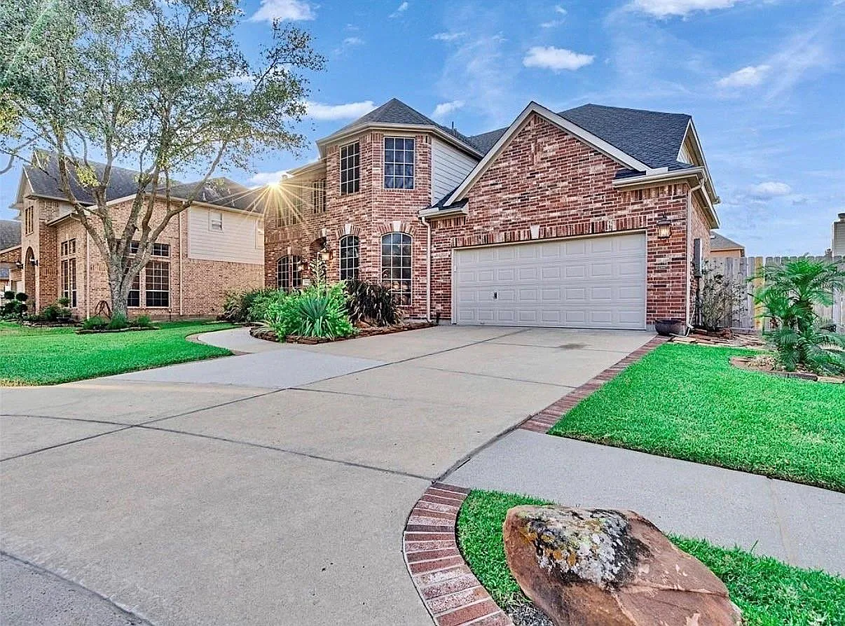 5 bed, 3.5 bath, 3703 sqft, $3,500 — Photo 2
