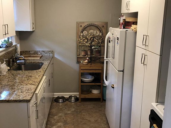 Kitchen w/ granite countertops