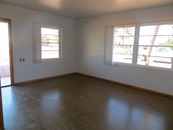 Huge living room w/stained concrete floor