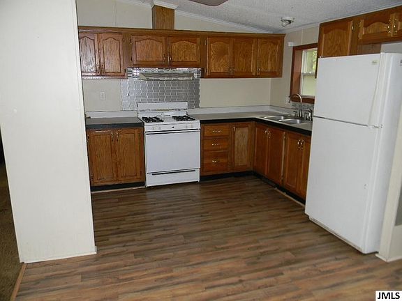 4th image of 837 Whitney St