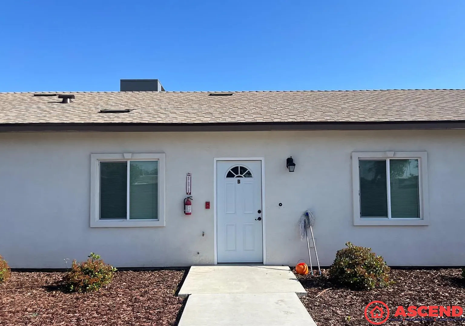 Comfortable 3BD/2BA Home in Bakersfield's 93304 Water Included, No Pets! — Photo 1