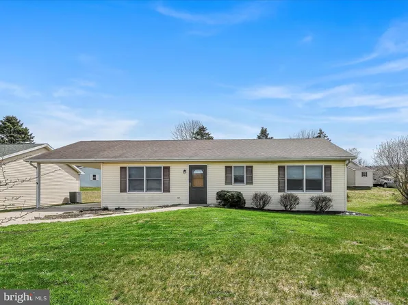 332 Towpath Ln, Pine Grove, PA 17963