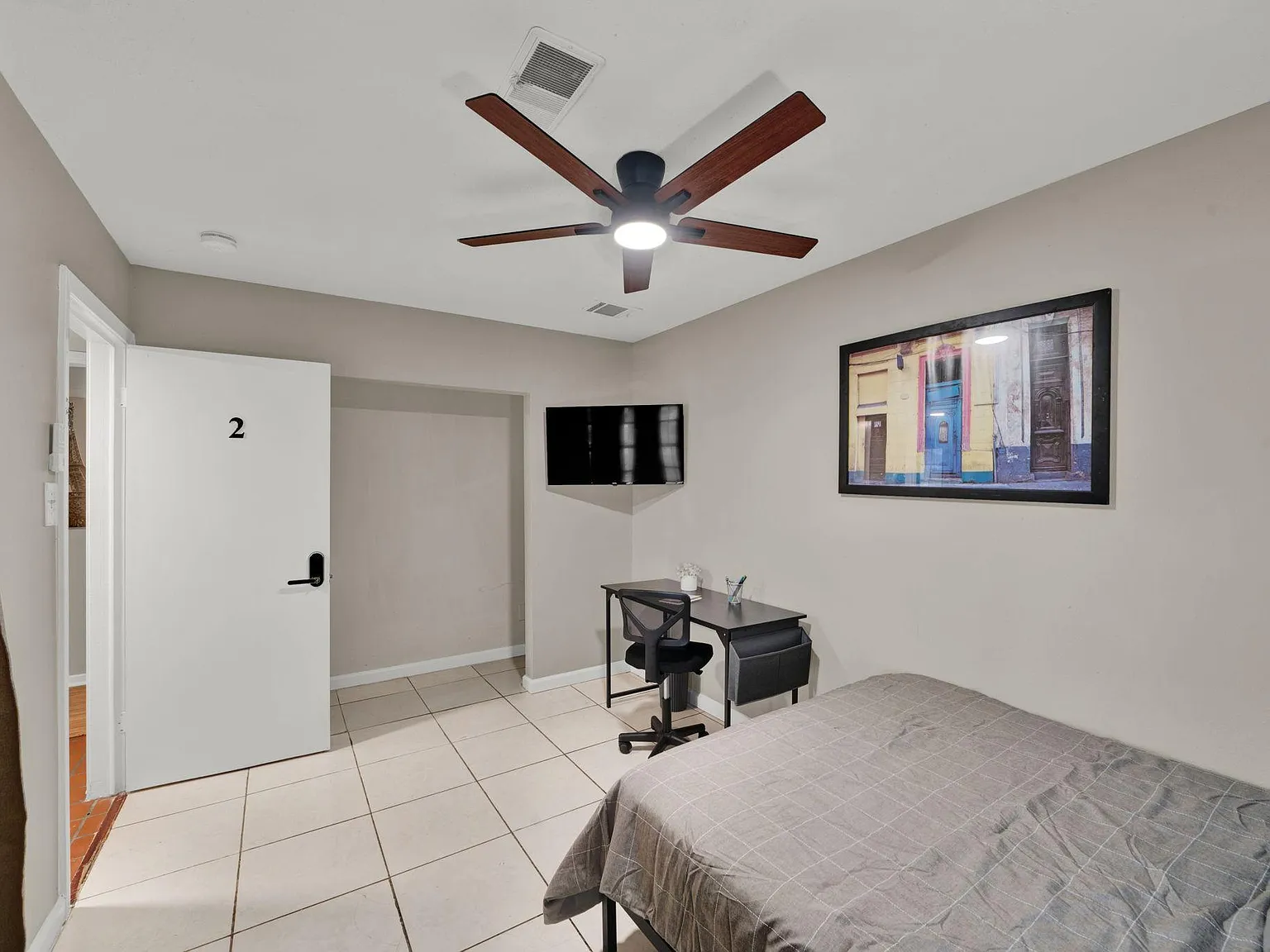 4 bed, 4.0 bath, 1610 sqft, $771 — Photo 2