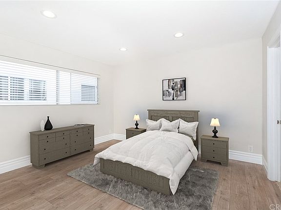 5th image of 18555 Collins St APT C5