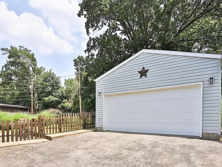 1020 S Rock Hill Rd — Photo 30