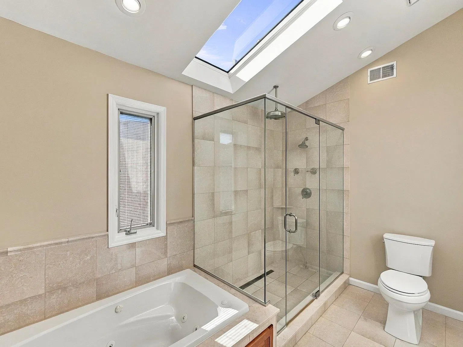 3 bed, 2.5 bath, 2186 sqft, $4,350 — Photo 1